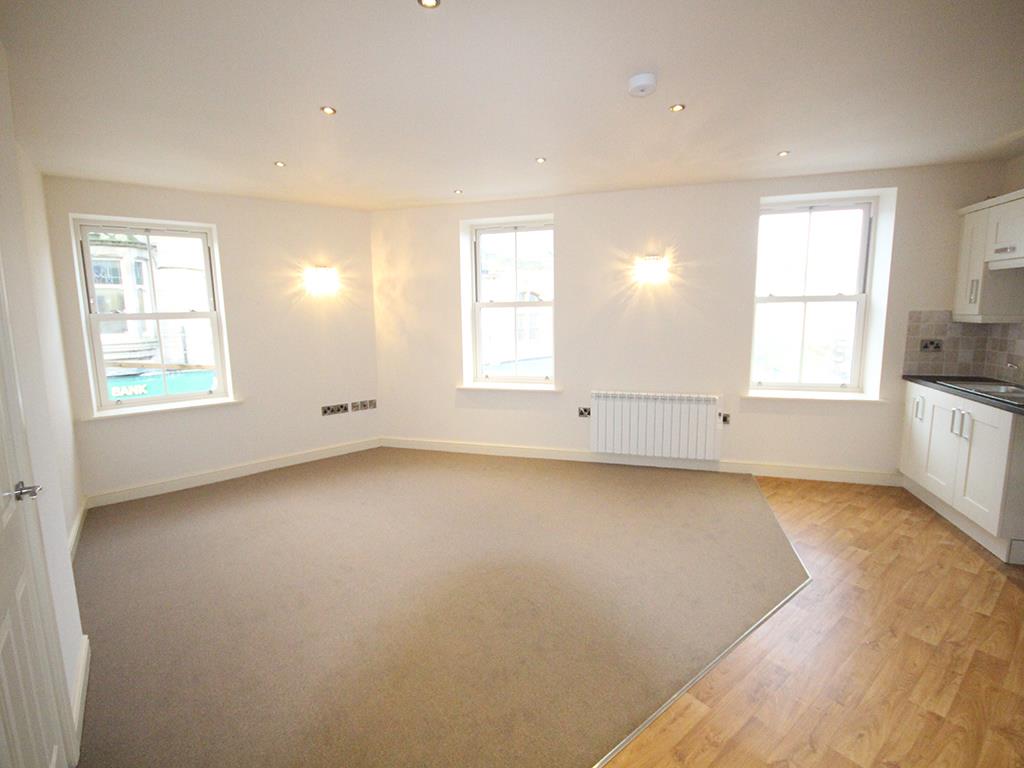 2 bedroom above shop apartment To Let in Barnoldswick - 2016-01-14 10.42.13.jpg